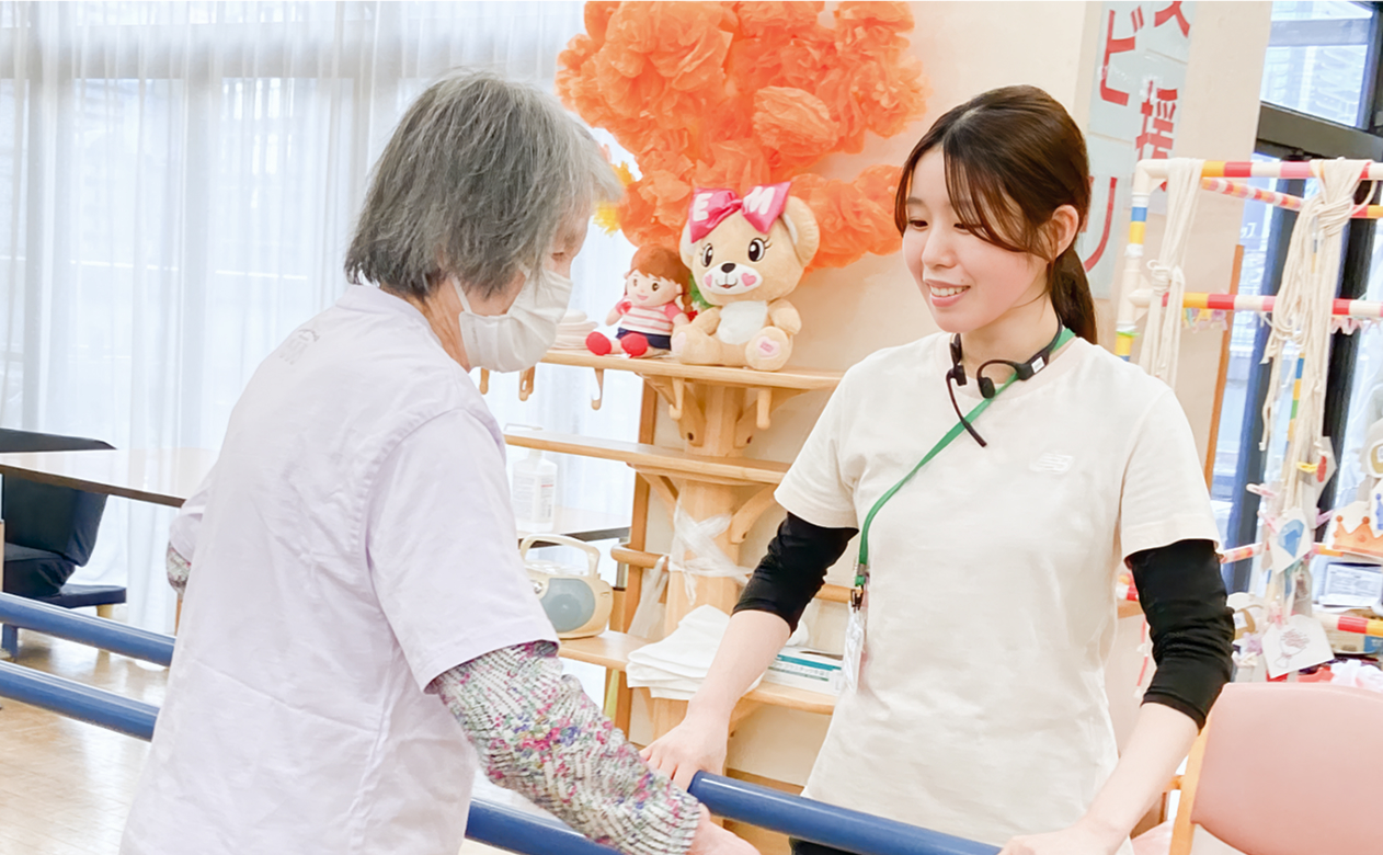 リハビリを受ける高齢者と施術者
