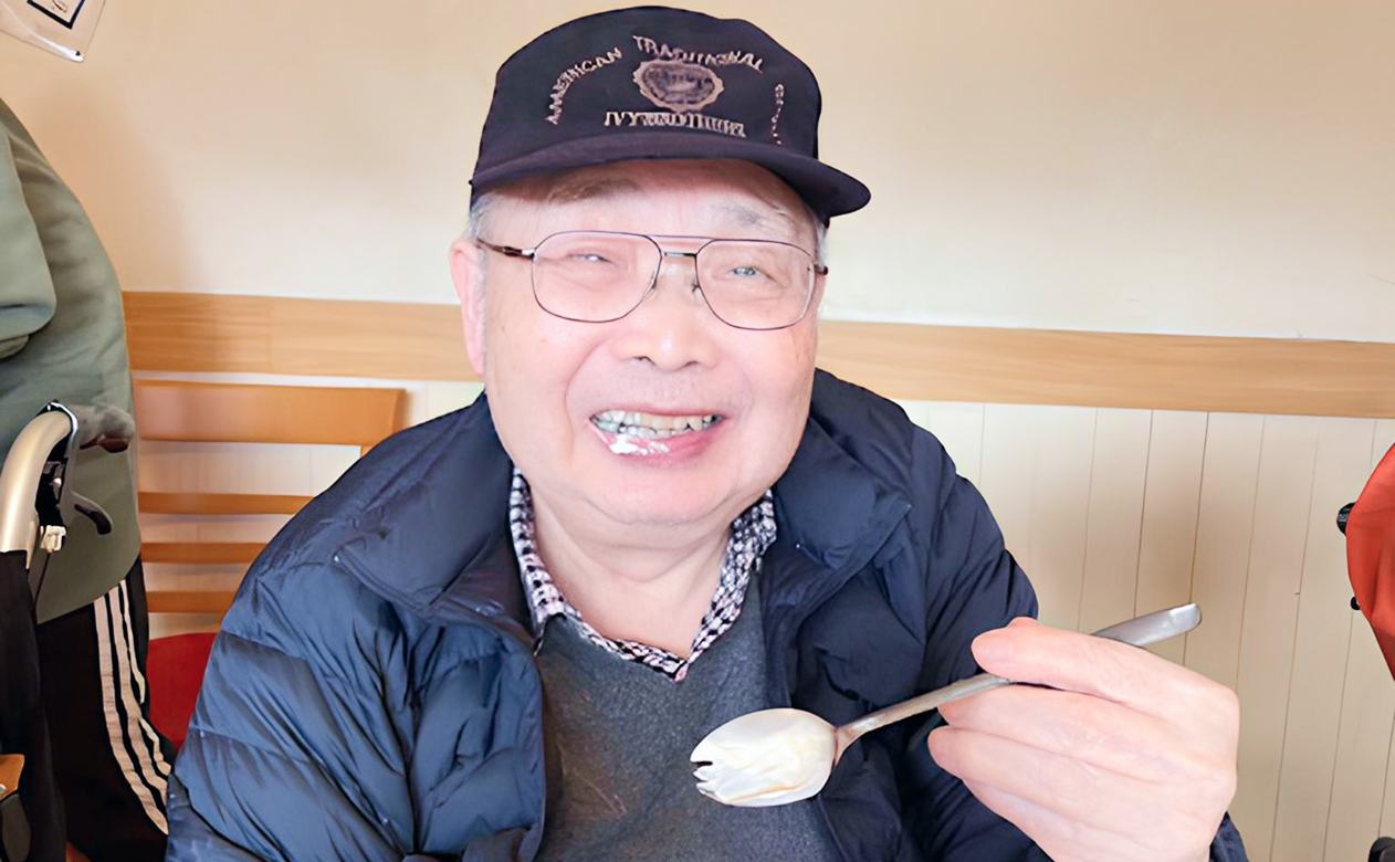 食事をするシニア男性