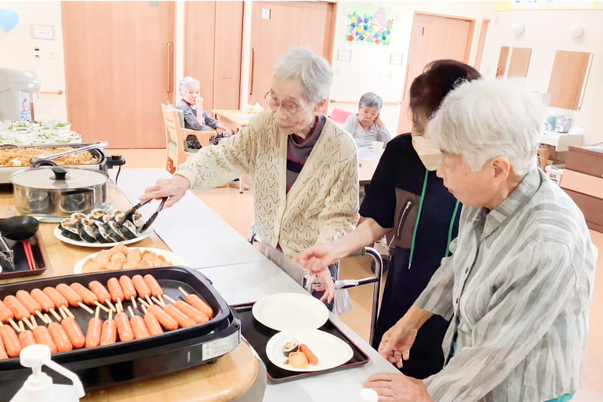 食事を取り分ける高齢者たち