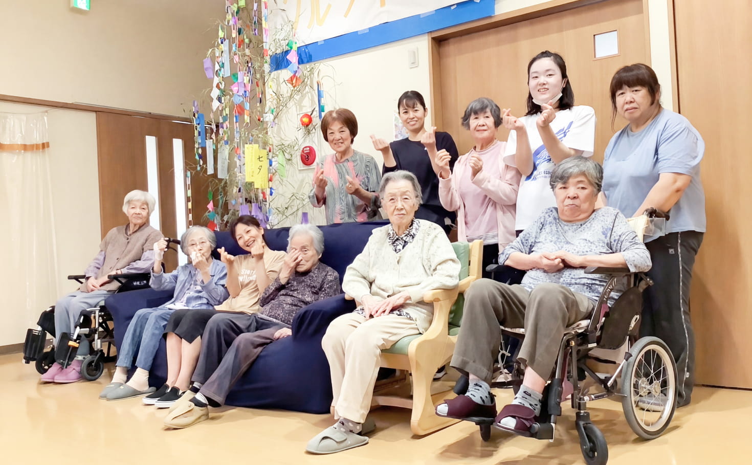 複数人の高齢者と介護士が座っている