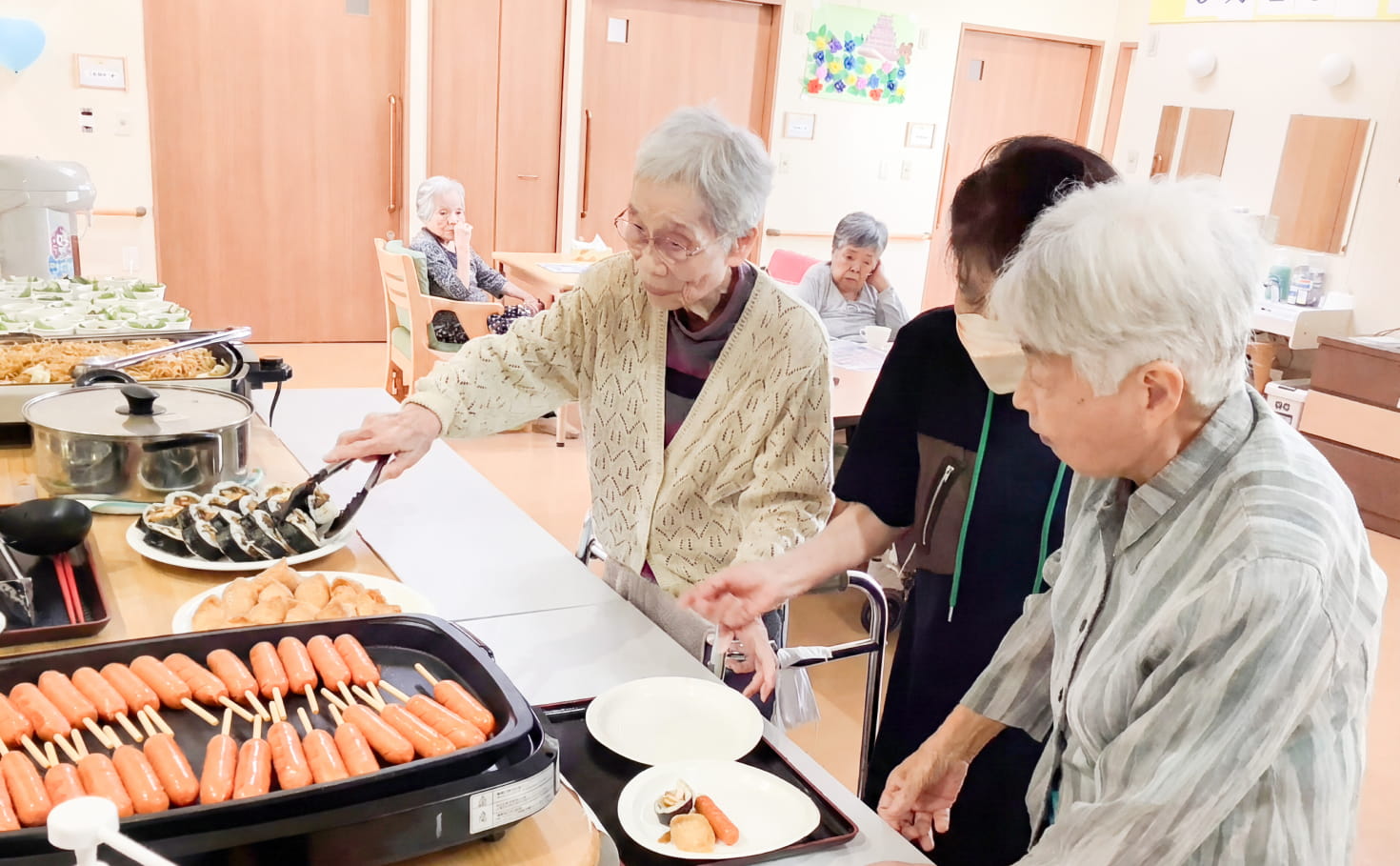 食事を取り分ける高齢者たち