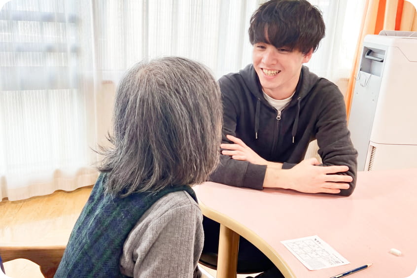 笑顔の男性と話す白髪の女性