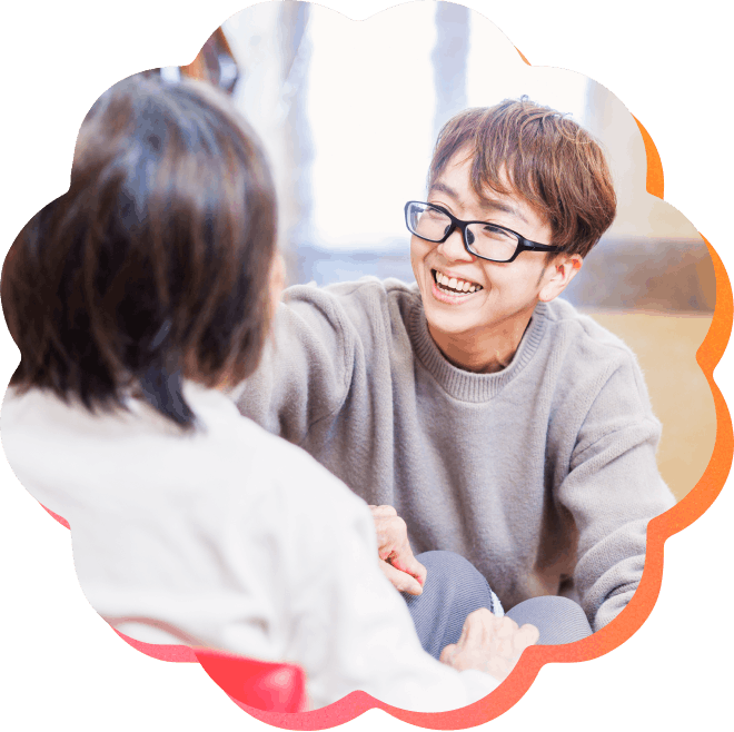 笑顔で話す二人の女性