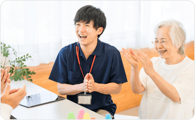 介護士と高齢者が拍手で楽しむレクリエーション
